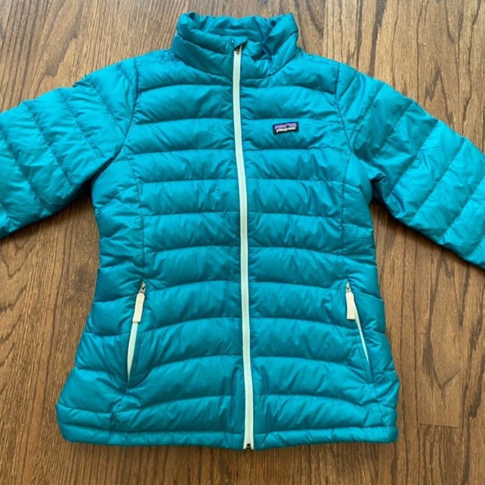 Nice jacket it’s a do Kids buts fits a Small. Very good condition.
